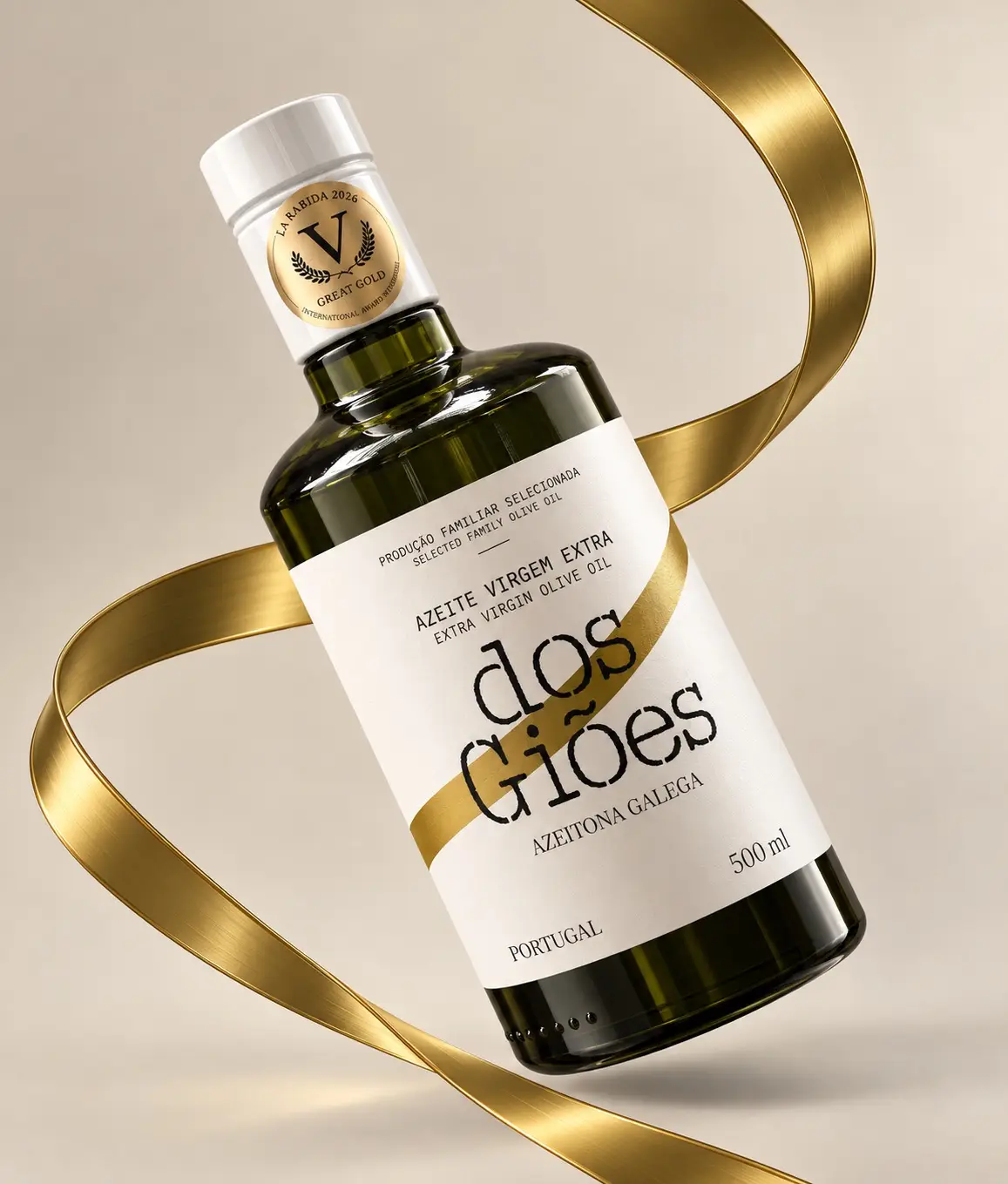 Garrafa de 500 ml do Azeite Virgem Extra dos Giões, com fita dourada e o selo Great Gold no topo